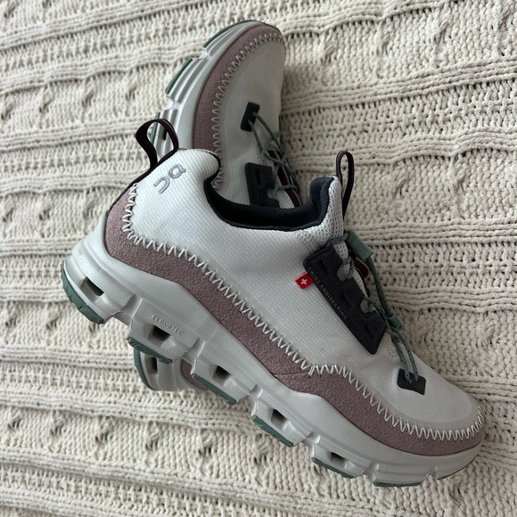 Like new - worn 2x On Cloudaway hiking sneaker, ice/moss, size 8M - Picture 9 of 10